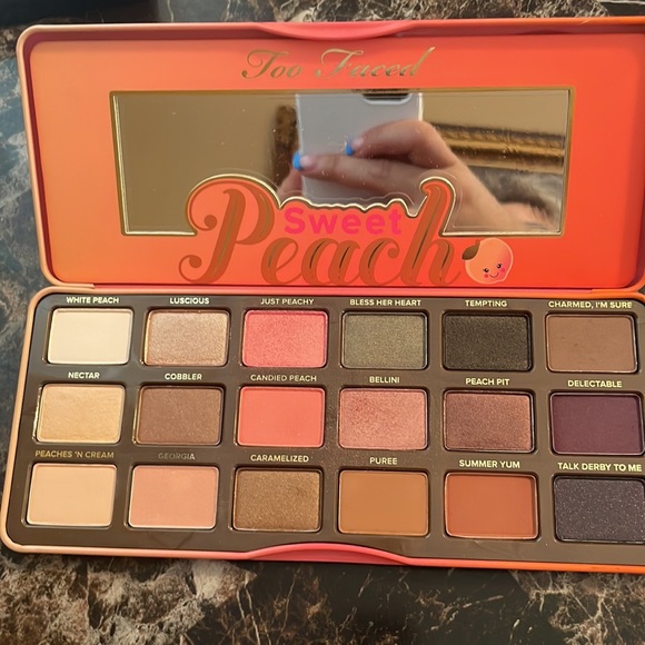 Too faced sweet peach palette - Picture 2 of 4